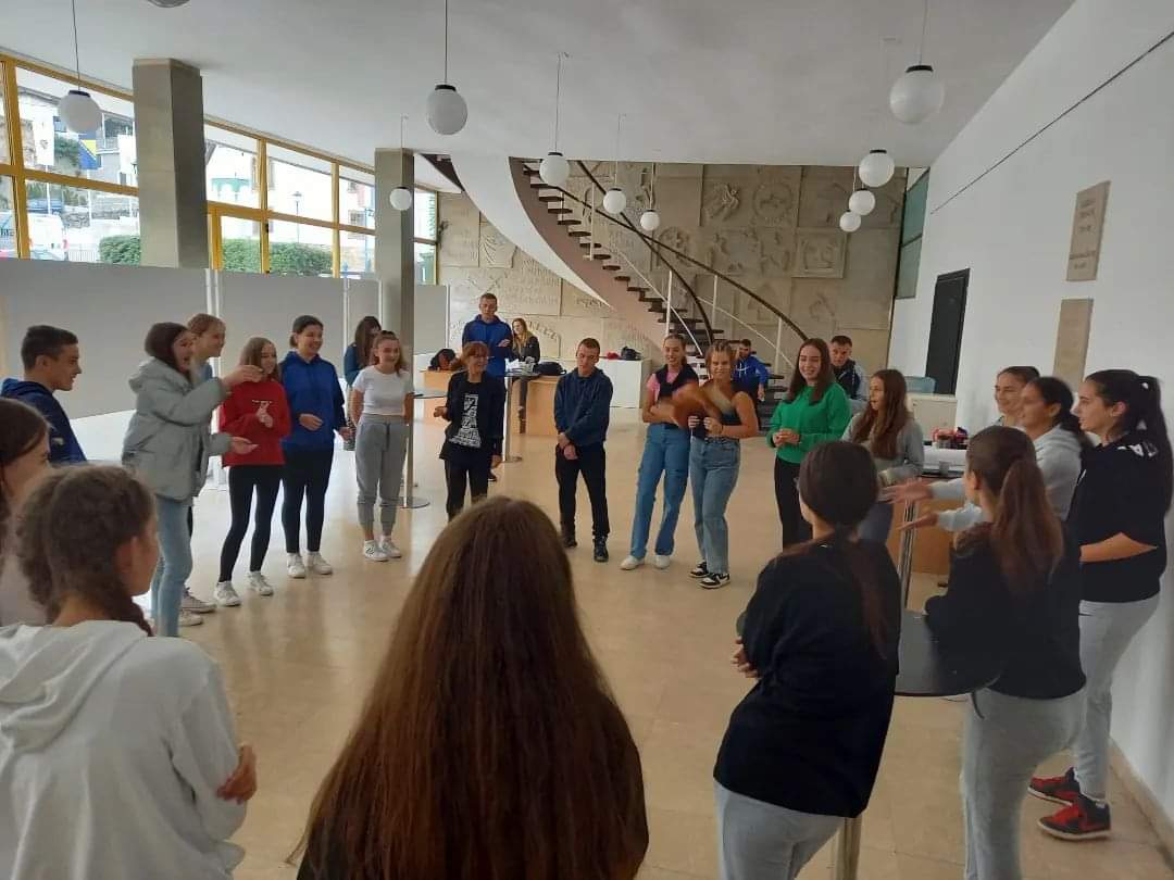 SamBeharic's tweet photo. This week, pupils in 56 schools across FBiH will start classes in ethnically segregated classrooms.

"Two schools under one roof" serve as the best training ground for new nationalist voters, so we brought 50+ teens from divided schools to meet and learn together in #Jajce.

1/4 https://t.co/yyqWwbDQEZ