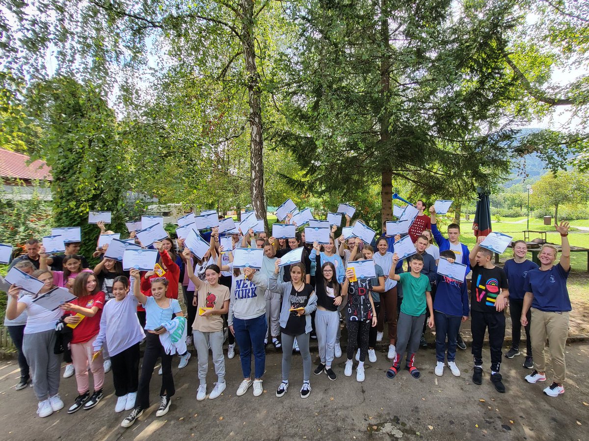 This week, pupils in 56 schools across FBiH will start classes in ethnically segregated classrooms.

"Two schools under one roof" serve as the best training ground for new nationalist voters, so we brought 50+ teens from divided schools to meet and learn together in #Jajce.

1/4