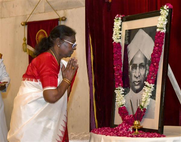 SCOREMORENEWSM1's tweet photo. President Draupadi Murmu on Monday batted for teaching in mother tongue in schools #scoremorenewsmedia #nationalnews #internationalnews #scoremoregroup #President
#DroupadiMurmu #MotherTongue #StudentsLives #NationalEducationPolicy
#NationalTeachersAward https://t.co/RBzeG3P4Yo