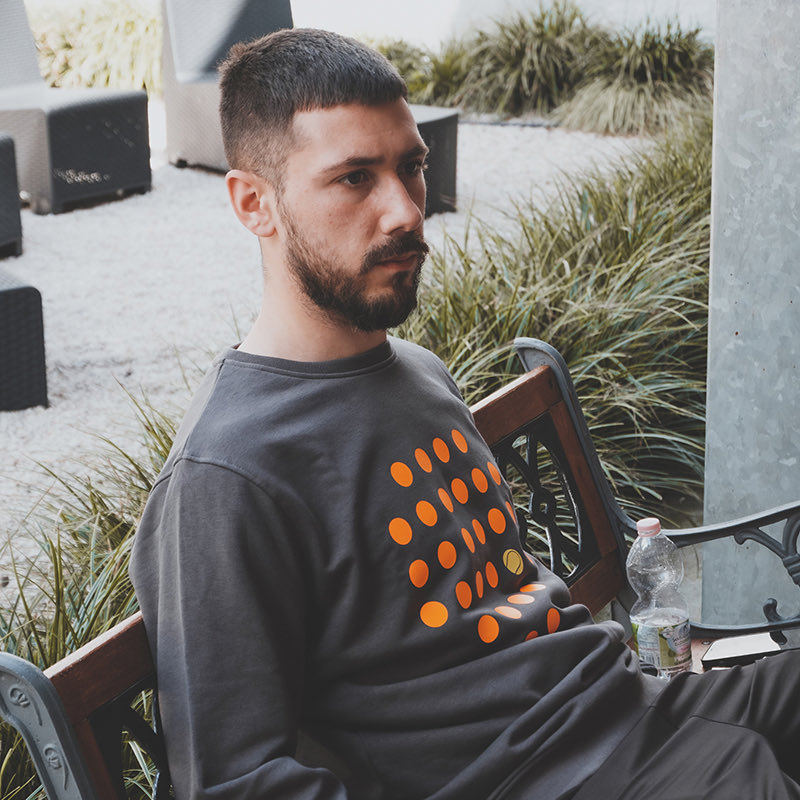 BrogsLine's tweet image. Felpa DIAMOND💎

La felpa della nostra collezione estiva, girocollo e dal tessuto morbido e leggero.

Può essere abbinata alla t-shirt #diamond.
Averla, farà di te il vero diamante.

Disponibile su BROGS.IT

#brogs #brogspadelline #padel #sport #padelmania