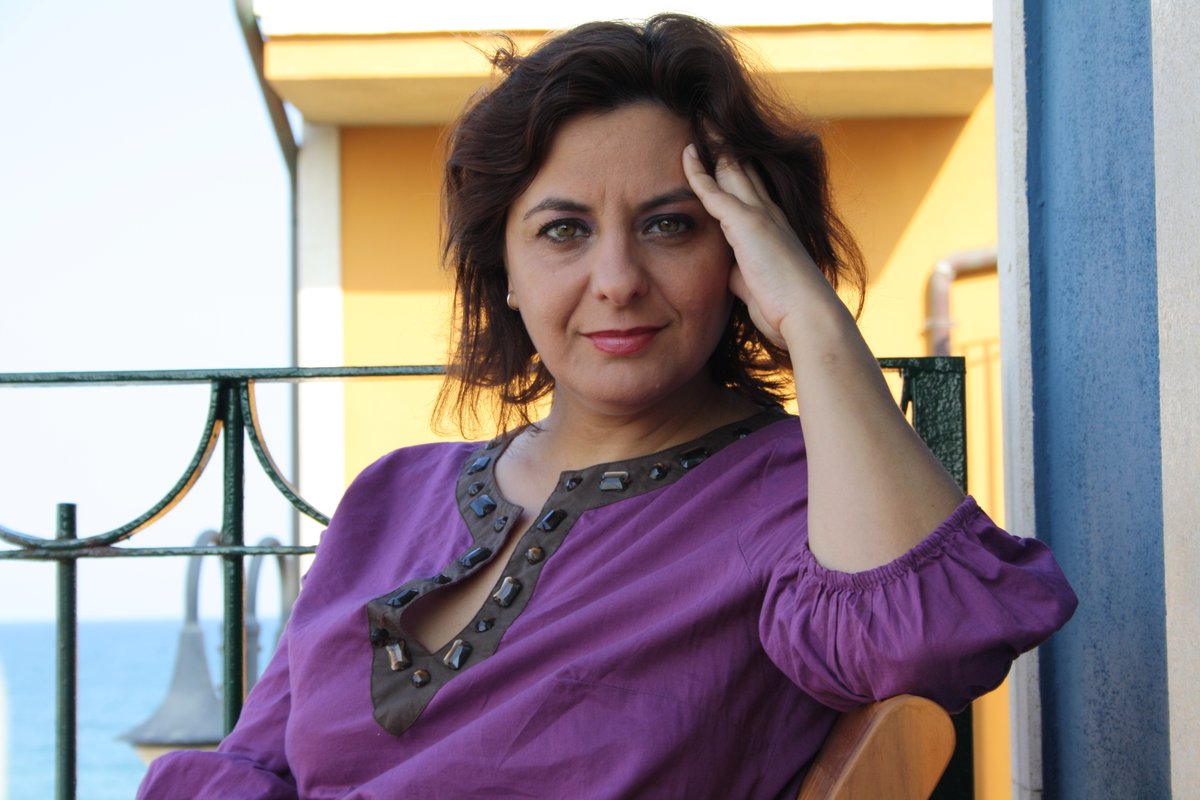 ✍🏻 El qüestionari lector d'aquesta setmana ha sigut per a l'actriu i dramaturga <a href="/SoniaAlejo1/">Sònia Alejo</a> 🎭. 

🤔 Quin serà el llibre de la seua infància? 

👉 bit.ly/3KPtVac