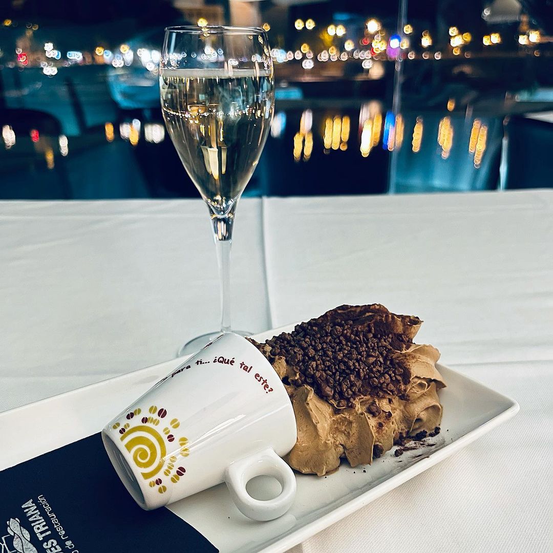 El 𝒃𝒓𝒆𝒂𝒌 es más dulce si te lo tomas contemplando nuestras vistas. ☕️❤️

¡Septiembre en #Sevilla sí que es una maravilla en #𝐀𝐛𝐚𝐝𝐞𝐬𝐓𝐫𝐢𝐚𝐧𝐚! 🙌 #TDSGastro