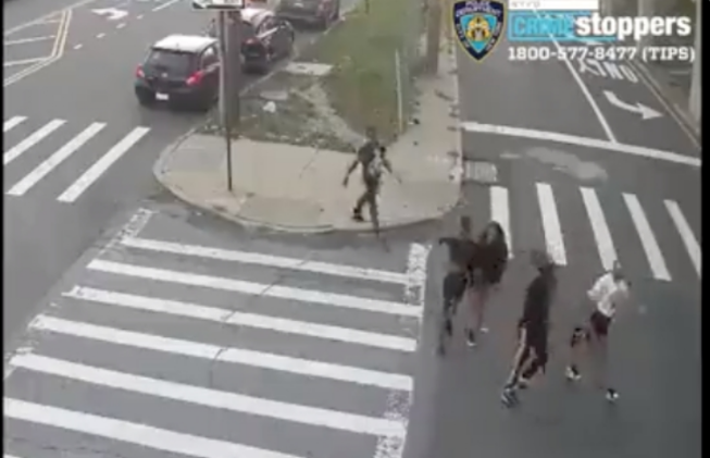Planoinforma's tweet photo. (IMÁGENES FUERTES) Niña de 13 años y sus amigos mataron a golpes a un taxista: ya fueron detenidos. Video aquí: https://t.co/L6dWQR6bRf
*Se recomienda discreción
#Internacionales https://t.co/QIaScilwVU