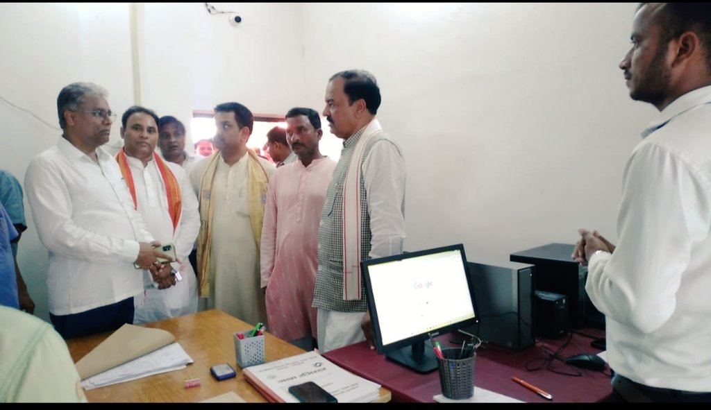 DproKannauj's tweet photo. उप मुख्यमंत्री उत्तर प्रदेश सरकार मा.श्री केशव प्रसाद मौर्य जी द्वारा आज जनपद भ्रमण के दौरान कई परियोजनाओं के  निरीक्षण के साथ सामुदायिक शौचालय और पंचायत सचिवालय का भी निरीक्षण किया गया। पंचायत सहायक से संवाद भी किया गया। @dm_kannauj @uppanchayatiraj @anujias09 @CMOfficeUP https://t.co/dYDZzxC3ip