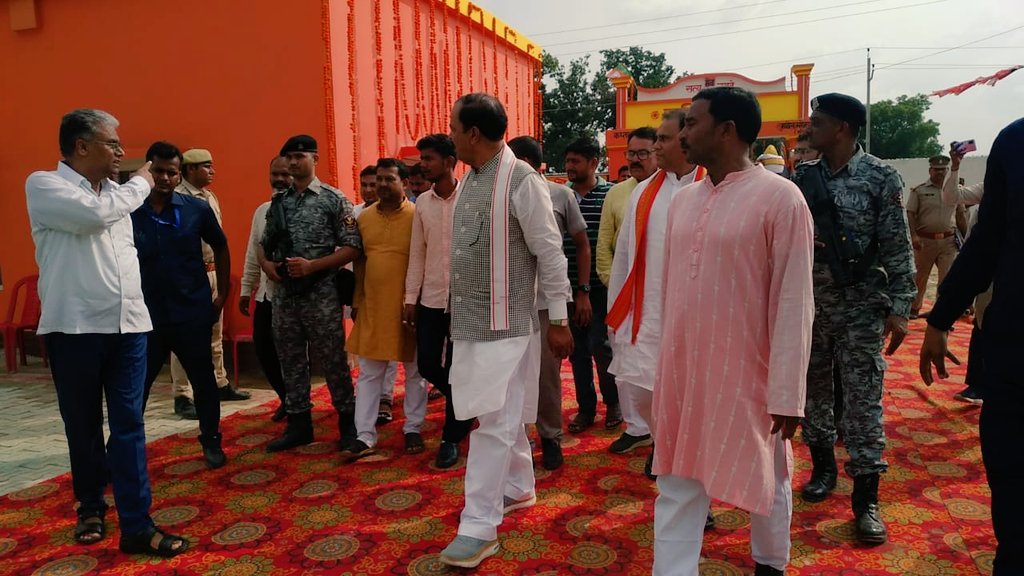 उप मुख्यमंत्री उत्तर प्रदेश सरकार मा.श्री केशव प्रसाद मौर्य जी द्वारा आज जनपद भ्रमण के दौरान कई परियोजनाओं के  निरीक्षण के साथ सामुदायिक शौचालय और पंचायत सचिवालय का भी निरीक्षण किया गया। पंचायत सहायक से संवाद भी किया गया। <a href="/dm_kannauj/">District Magistrate, Kannauj (Official)</a> <a href="/uppanchayatiraj/">Panchayati Raj Department, GoUP</a> <a href="/anujias09/">Anuj Kr Jha</a> <a href="/CMOfficeUP/">CM Office, GoUP</a>