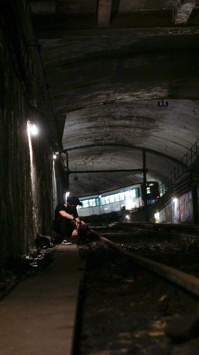 door open immediately closed, sensor at the top, people on the tracks, silent as a shadow, no security, driver's blind spot, « click », the photo is taken.