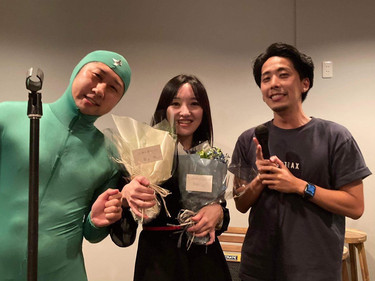 ryoco__otsuka's tweet photo. 素敵すぎるツイbar最後のイベント🥺

手書きのメッセージに花束、「お疲れ様でした！」と私に向けられる拍手。嘘みたいでした。びっくりして壁に臥せて泣いちゃった！笑

ツイbar @twibar0108 はみんなが笑顔で幸せになれるお店です！！

photo by @Naota202   

@hight_YamaokaH 
@kawanowataru https://t.co/pJdibQv12I