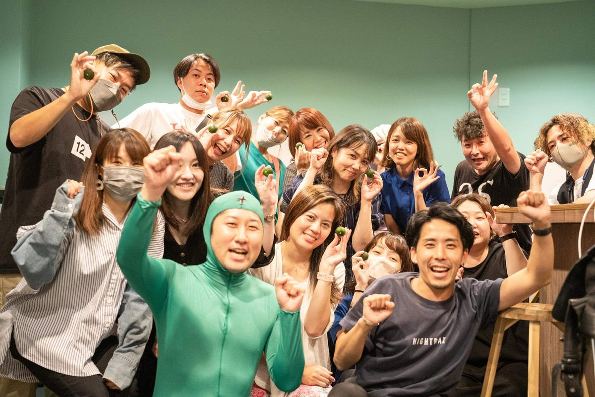 ryoco__otsuka's tweet photo. 素敵すぎるツイbar最後のイベント🥺

手書きのメッセージに花束、「お疲れ様でした！」と私に向けられる拍手。嘘みたいでした。びっくりして壁に臥せて泣いちゃった！笑

ツイbar @twibar0108 はみんなが笑顔で幸せになれるお店です！！

photo by @Naota202   

@hight_YamaokaH 
@kawanowataru https://t.co/pJdibQv12I