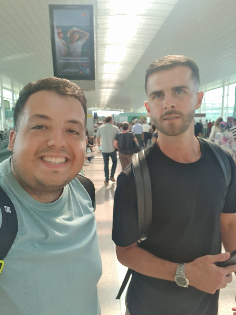 J0S3DG's tweet photo. @gerardromero 16:15H Pjanic en el Aeropuerto de Barcelona 😉 https://t.co/0KgGhWgxl4