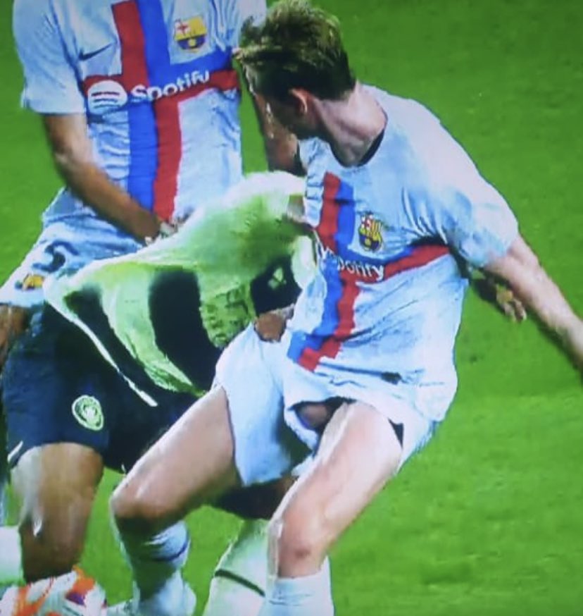 Lamean10's tweet photo. 🚨🚨| Cristiano Ronaldo has offered a lifetime supply of CR7 Premium Elastic Underwear to Frenkie De Jong after last night's match @CR7underwear [🥉] https://t.co/feuMD7CDBQ