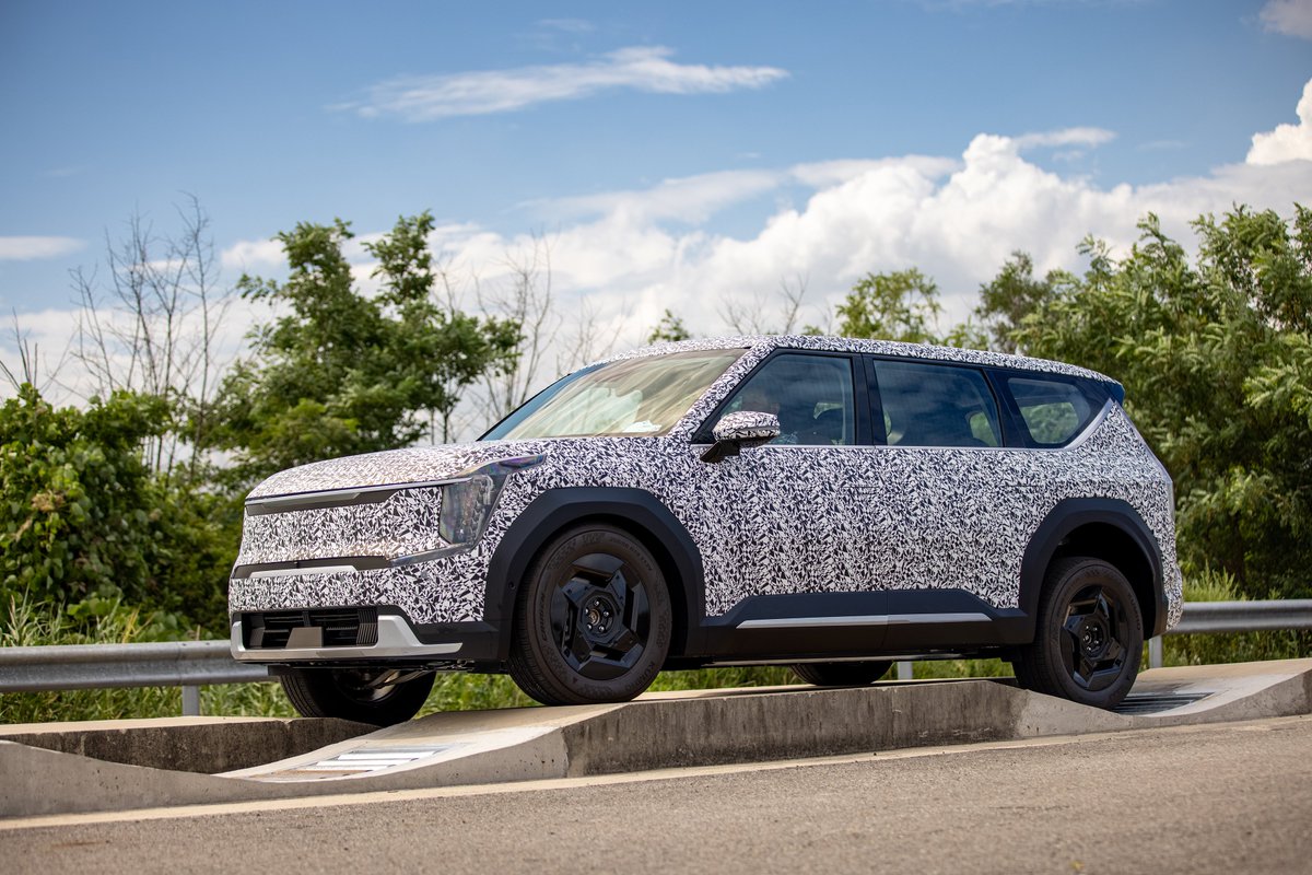 Exclusieve foto’s van de Kia EV9. Deze zijn tussen intensieve technische testrondes door genomen en tonen het nieuwste design van de Kia EV9. De volledig elektrische SUV wordt begin 2023 onthuld. 
#MovementThatInspires #Kia #SpyShots #EV9 #EV