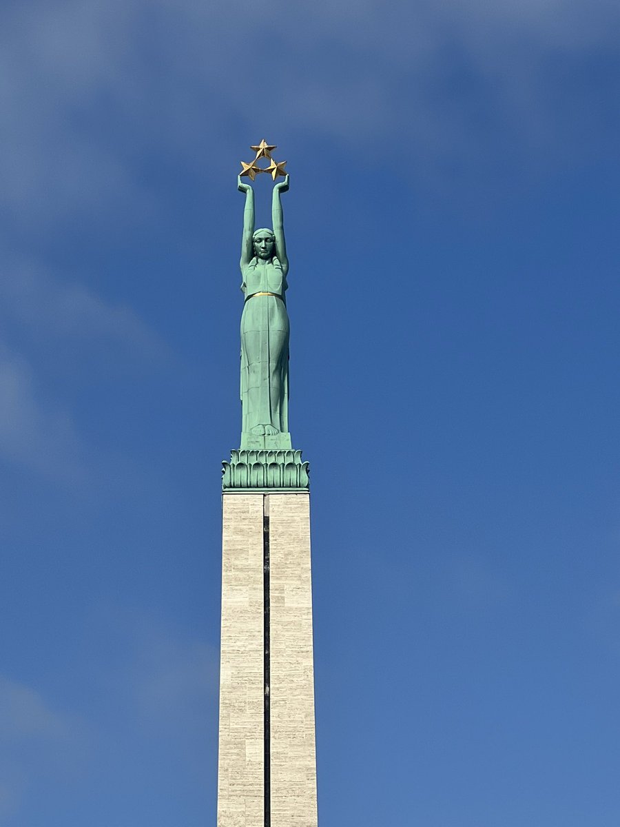 Jūs smaidu viņas sejā redzat? Skaidrs, ka smaida, jo nav vairs uz to kauna stabu pār Vecrīgas jumtiem jāskatās 🥳💪🥂