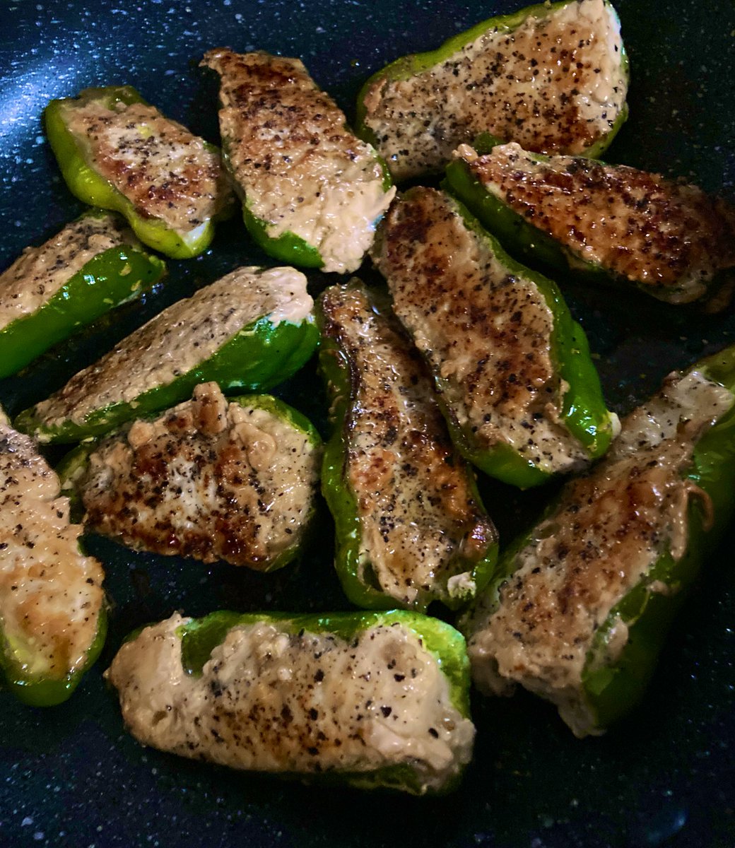bright_sider's tweet photo. ひき肉を限界まで詰めた肉詰めピーマン大量に作る https://t.co/6ewl96Ik9D