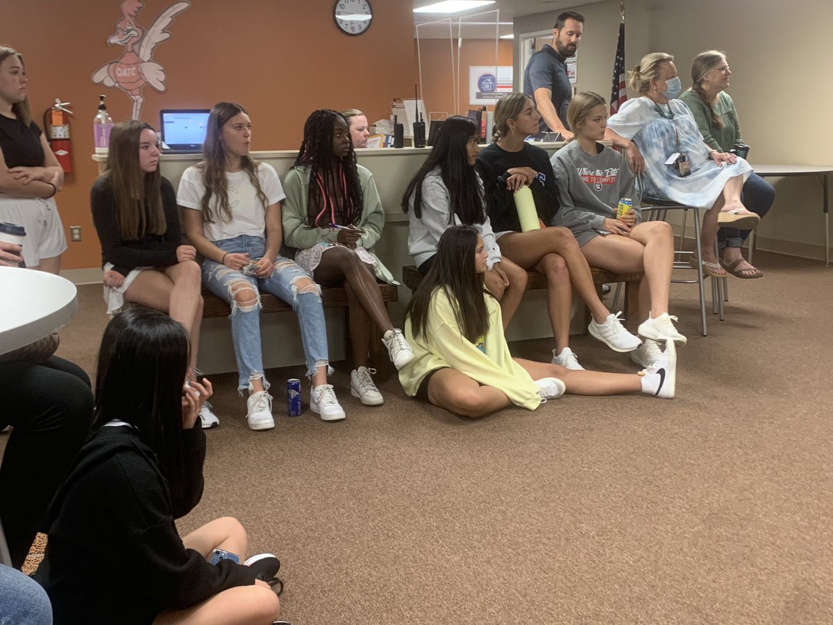 amclainoatc1's tweet photo. @RoadrunnersOATC want to thank Coach Sabeth @OlatheWestOwls for sharing the importance of knowing CPR. Amazing story, great lessons shared, genuine heart &amp; love for students. Thank you…absolutely inspirational!
@Jbarnumoatc #opsfortheirfuture https://t.co/6mArJqULS4