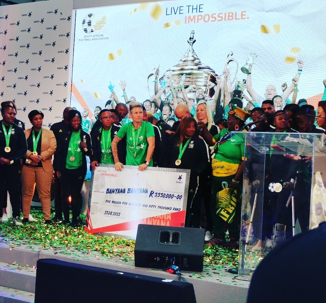 @Banyana_Banyana receiving a surprise gift from @SasolSA for the players and technical team 🎉👏 what a fantastic celebration #LiveTheImpossible #WeAreSasol
