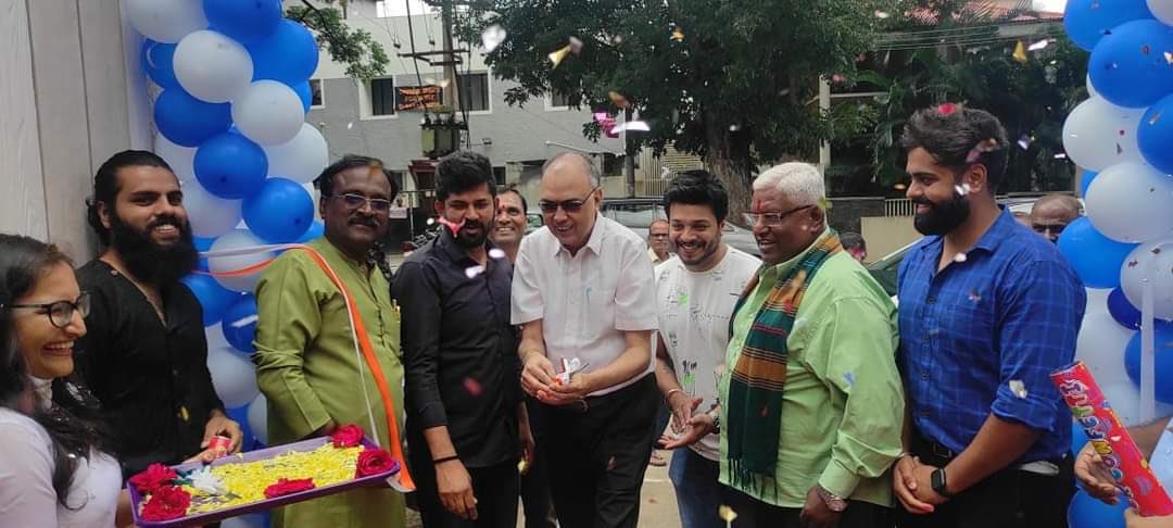 lordmgsrinivas's tweet photo. ಮೈಸೂರಿನ ಚಾಮುಂಡಿಪುರಂ ನಲ್ಲಿ ನನ್ನ ನೆಚ್ಚಿನ ಗೆಳೆಯರು ಸೇರಿಕೊಂಡು ಸ್ಥಾಪಿಸಿರುವ “ಪುಡ್ ಬಾಕ್ಸ್ ಕಿಚನ್” ಹೋಟೆಲ್ ಅನ್ನು @mepratap sir ಹಾಗು #ಸುಧನ್ವsir ಅವರೊಂದಿಗೆ ಇಂದು ಉದ್ಘಾಟನೆ ಮಾಡಿದೆ..
ಮನೆ ಊಟ ಯಾರಾದ್ರೂ miss ಮಾಡ್ಕೊಳ್ತಿದ್ರೆ ಹೋಗಿ #FOODBOX ನಲ್ಲಿ try ಮಾಡಿ
ನನ್ನ fav #StuffedIDLI https://t.co/bpUSew4tpz