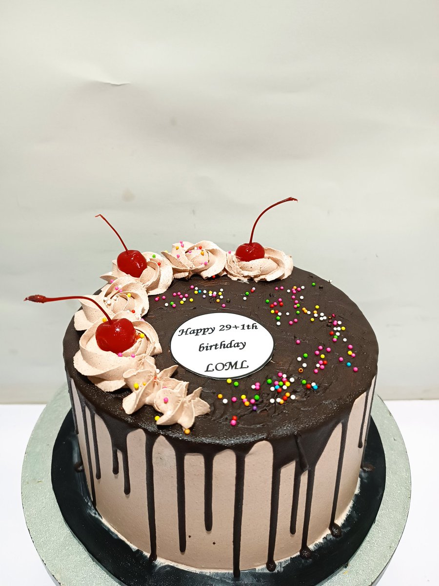 Sarahinioluwa's tweet photo. @mrmacaroni Hello,I'm Inioluwa the creative director of emeralds cakehub. Your go to place to soothe your cake and sweet cravings 😋😉.
You can reach me on IG @emeraldscakehub or via WhatsApp @08167452851 https://t.co/FGFRgGH83u