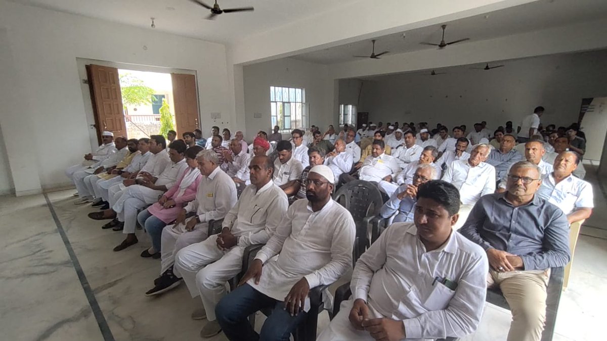 आज <a href="/INCIndia/">Congress</a> के आह्वान पर 4 सितंबर को दिल्ली में होने वाली #महंगाई_पर_हल्ला_बोल की तैयारी के संदर्भ में #सीकर जिले के पदाधिकारियों की बैठक में भाग लिया तथा ज्यादा से ज्यादा संख्या में दिल्ली चलने के लिए सभी सीकर जिले के कार्यकर्ताओं व पदाधिकारियों से व्यवस्थओं को लेकर चर्चा की।