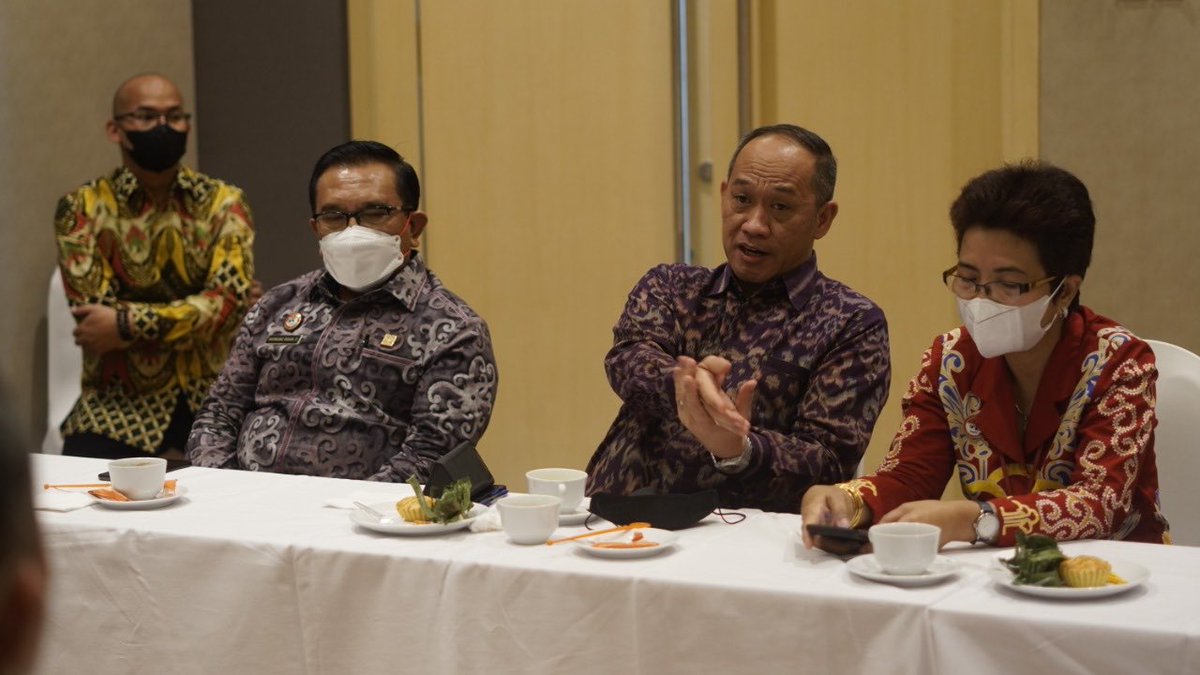 HAMK_Kemlu's tweet photo. Dalam Forum, Dir. HAMK menggarisbawahi:

✅ RANHAM merupakan perwujudan komitmen pemajuan &amp; perlindungan HAM Pemri dan modalitas diplomasi HAM Indonesia.

✅ Indonesia berperan aktif dalam upaya pemajuan &amp; perlindungan HAM di tingkat nasional, kawasan, maupun internasional. https://t.co/RGVmRNhuFP