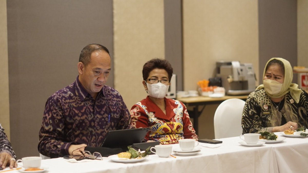 HAMK_Kemlu's tweet photo. Dalam Forum, Dir. HAMK menggarisbawahi:

✅ RANHAM merupakan perwujudan komitmen pemajuan &amp; perlindungan HAM Pemri dan modalitas diplomasi HAM Indonesia.

✅ Indonesia berperan aktif dalam upaya pemajuan &amp; perlindungan HAM di tingkat nasional, kawasan, maupun internasional. https://t.co/RGVmRNhuFP