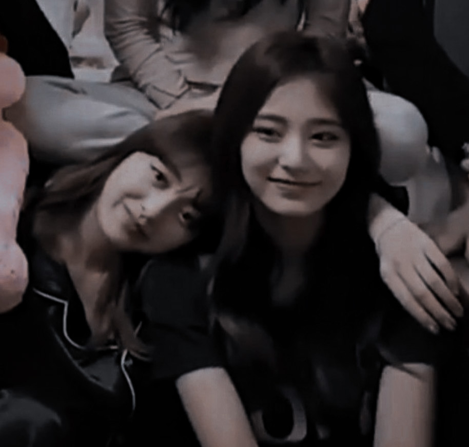twitskzy's tweet photo. Я не могу. Они такие милашки♡
#jitzu #jihyo #tzuyu #TWICE #kpop #шип https://t.co/WGq6EuNdoh