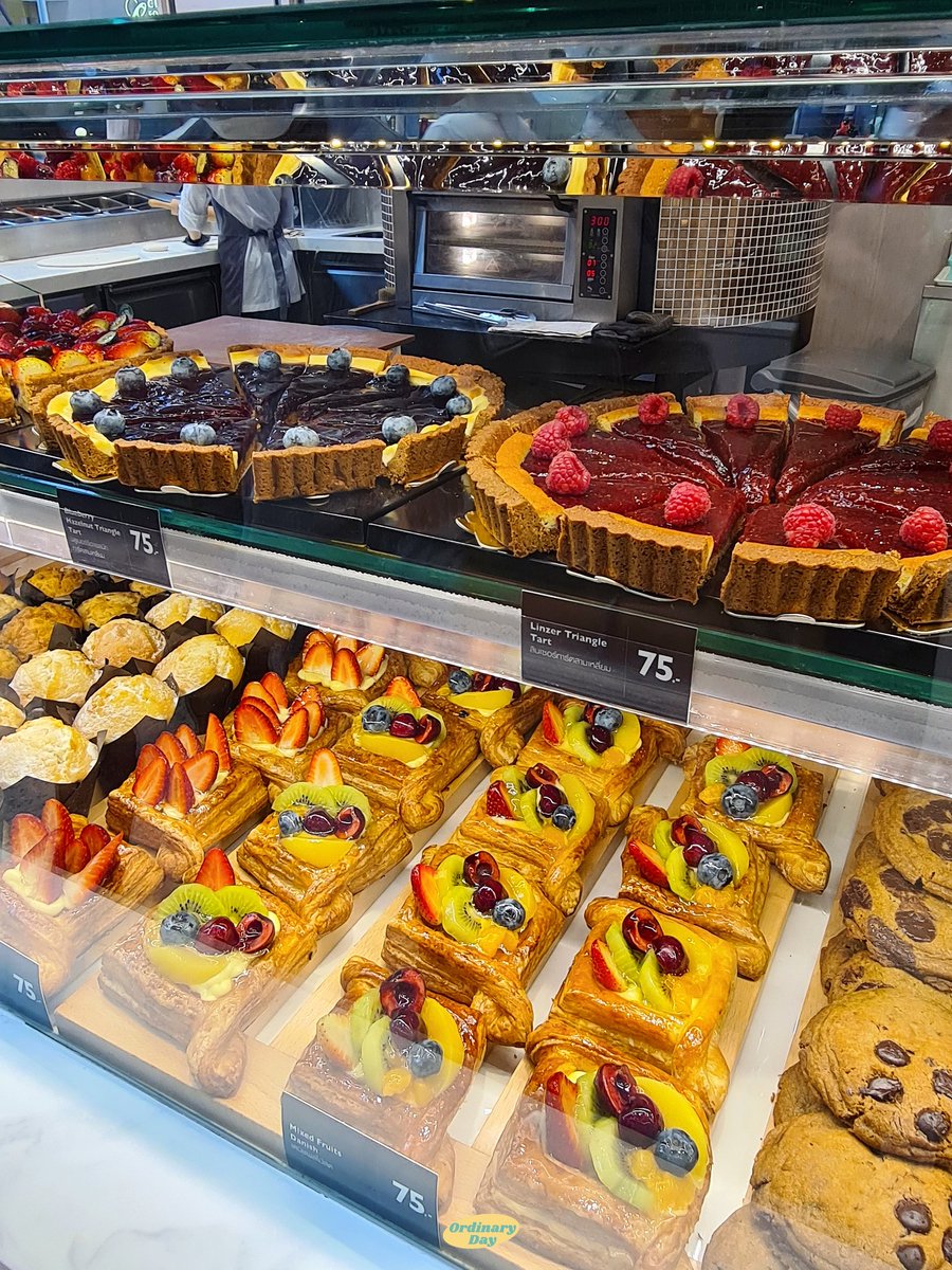 Cafe_LittleGirl's tweet photo. น่ากินแบบเก้วกราดดดดด 😭✨️ วันนี้ไปเดินโซน bakery ที่ food hall เซนเวิล ตั้งแต่ปรับปรุงใหม่คือขนมเยอะมากกก และคนมาซื้อก็เยอะตะโกน 🎂🍓🫐🥐 ขำคนข้างหลังพูดว่า ฉันไม่อยากเดินผ่านตรงนี้ ฉันต้องกลั้นใ�� 55555555 

@aroii @CAFETELLER @ReviewAroii https://t.co/6OoSudml0f