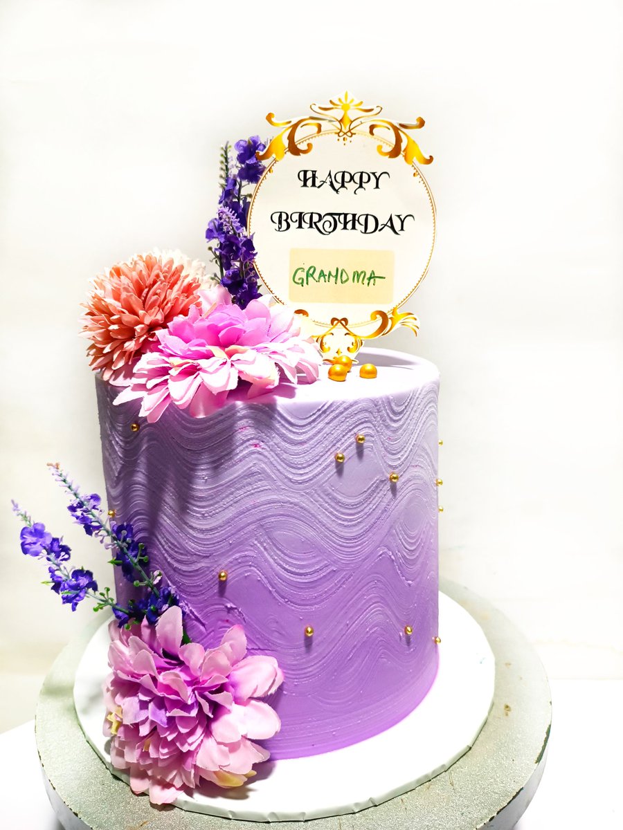 Sarahinioluwa's tweet photo. @mrmacaroni Hello, I'm Inioluwa the creative director of emeralds cakehub. Your go to place to soothe your cake and sweet cravings 😋😉
You can reach me on IG @emeraldscakehub or WhatsApp via 08167452851 https://t.co/jb25UZeY5c