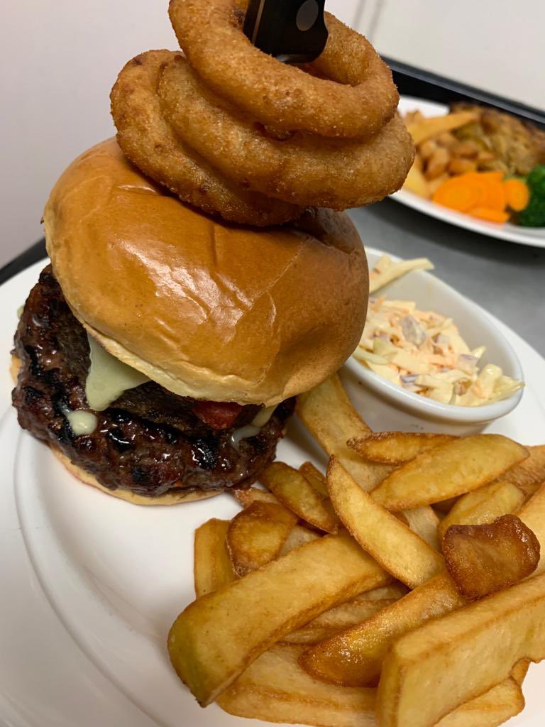 Hunters_Lodge's tweet photo. @VisitScotland @visitScotland our Hunters Ultimate Burger has homemade burger, haggis, bacon and cheese and bbq sauce - so popular and so scrummy.  Watch out for our #southwestcoast300 burger coming soon 👀👀 https://t.co/bFaz6r5QXN