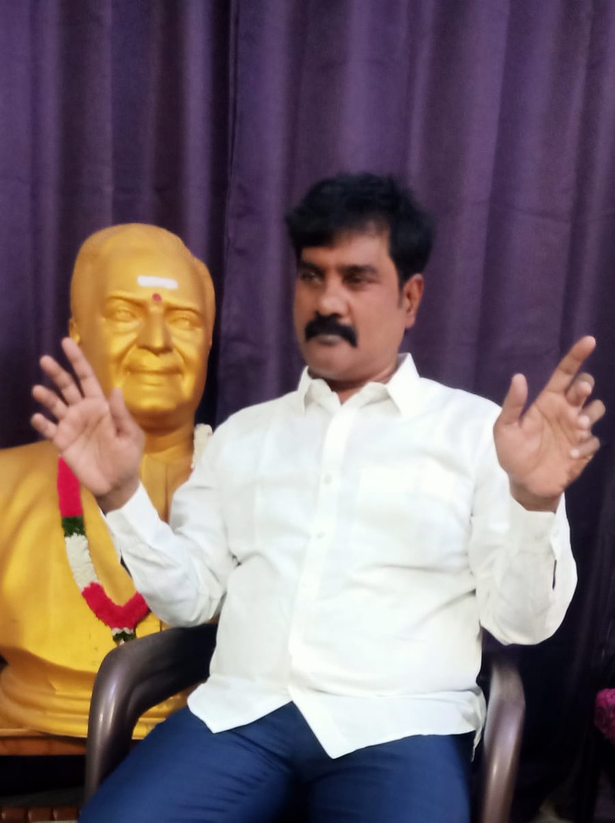Ravindrapodili's tweet photo. ఈయనను చూస్తే.. #recci వెబ్ సిరీస్ లో సీఐ పాత్ర గుర్తుకోస్తుంది. ఇంట్లో కూర్చుని 4 మాటలు చెప్పి.. అదే ప్రెస్ మీట్ అనేసి ఇలా ఫోజులతో ఫోటో దిగి అయిపోయిందనిపిస్తే @JaiTDP గెలిచినట్లే. జనంలో తిరిగితే పార్టీకి లాభం. ఇలాంటోళ్ల వల్ల నష్టం.
@ncbn @geetha_happy2 @naralokesh @RamMNK https://t.co/wA0dUo8oFI