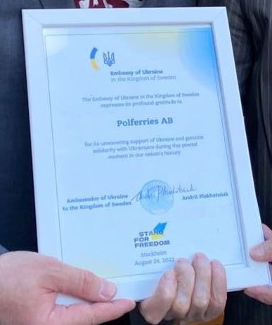 Stoczniowy's tweet photo. @polferries zostało uhonorowane w Dniu Niepodległości Ukrainy. Do tej pory przewoźnik zapewnił Ukraińcom prawie 11 tysięcy darmowych biletów na wyjazd do Szwecji oraz przetransportował ponad 700 ton pomocy humanitarnej-wozy strażackie, samochody medyczne i helikopter ratunkow🇵🇱🇺🇦 https://t.co/XiAeNhAxLQ