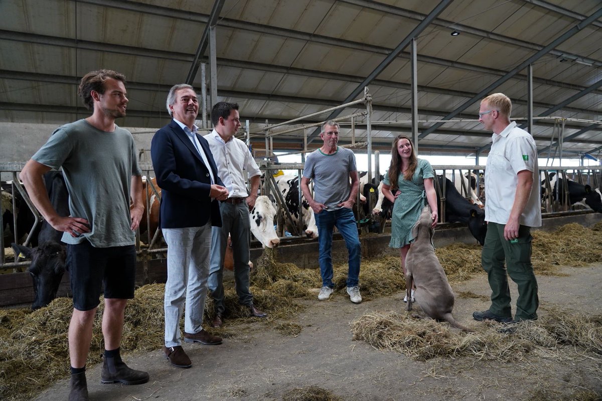 MeindertStolk's tweet photo. Gister aanwezig bij de ondertekening van een samenwerkingsovereenkomst tussen @staatsbosbeheer en 3 boeren; natuurinclusief boeren #mooiproject #kijkjeachterdeschermen https://t.co/JuBVkUzuno