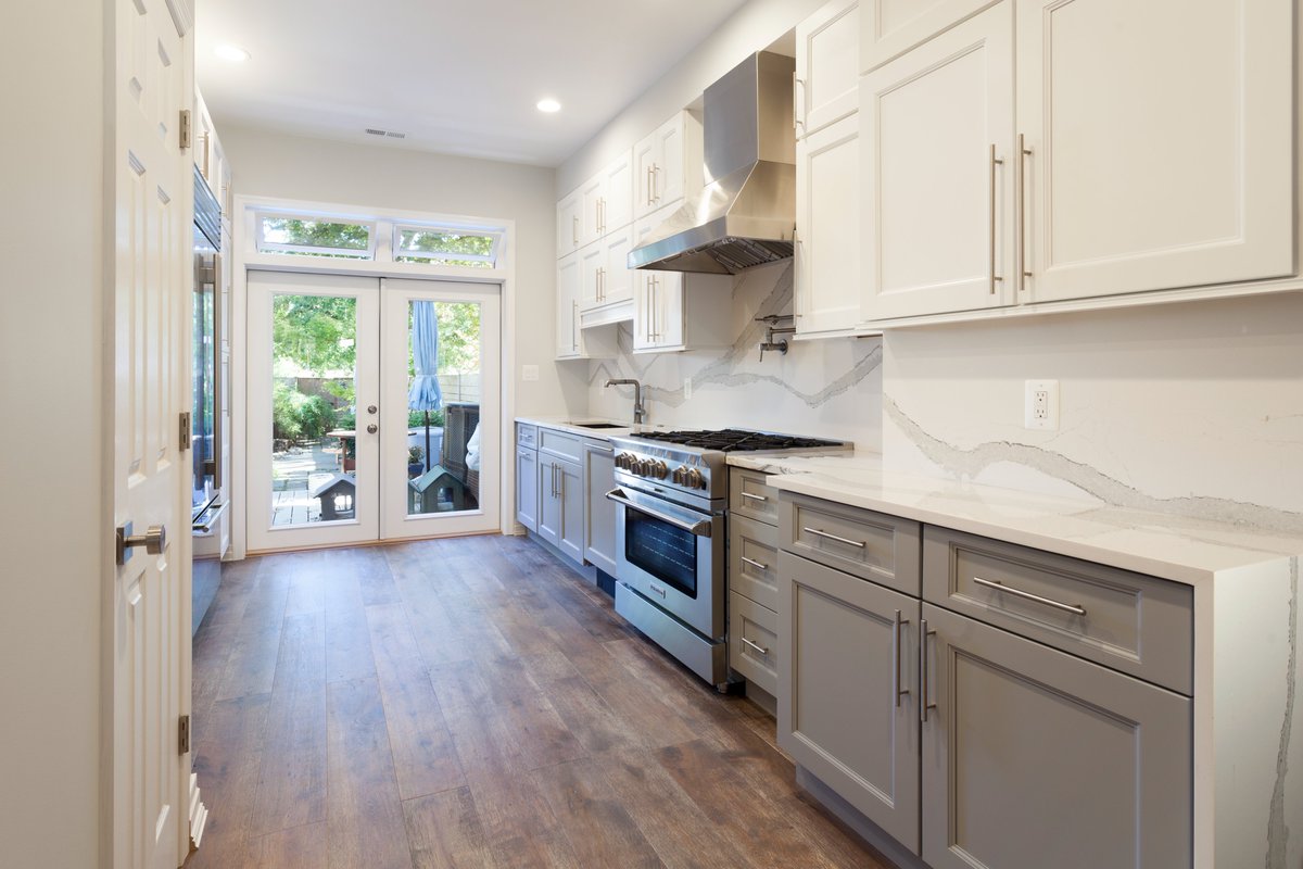 SolidRemodeling's tweet photo. Kitchen Remodeling in Alexandria, VA

#blacksink #brushnickelfixture #cambriabritanica #contemporarydesign #fullheightbacksplash #kitchenremodeling #hardwoodflooring #potfiller #quartzbacksplash #kitchenappliances #kitchendesign #kitchenrenovation #midsizekitchen #paintedwalls https://t.co/Dxpq2Bz8hD