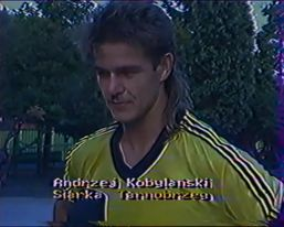 Kalendarium57's tweet photo. 30 sierpnia 1992 - pierwsze zwycięstwo @Siarka1957 w ekstraklasie odniesione na zielonym boisku - w domowym meczu z Hutnikiem Kraków. Łupem bramkowym podzielił się Sadowski z widocznym na zdjęciu srebrnym medalistą IO - Andrzejem Kobylańskim. https://t.co/O2j85wCjgz