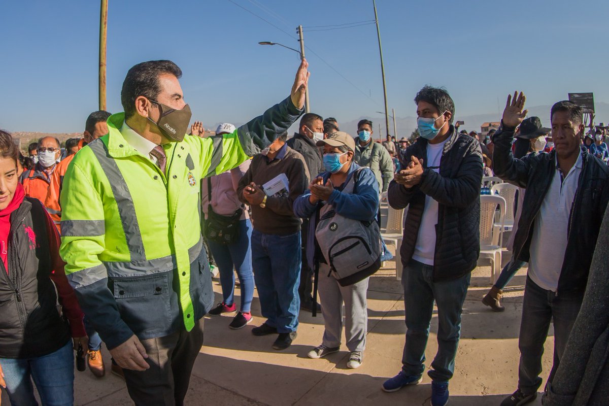 ManfredBolivia's tweet photo. Entregamos la ampliación de la Red de Alcantarillado Sanitario del distrito 8, una importante obra que beneficiará a 7 OTB's de la zona sur de nuestra Llajta. El agua y los servicios básicos son una prioridad que estamos atendiendo desde el primer día de gestión junto a @SemapaBo https://t.co/p5WA3tG1Im