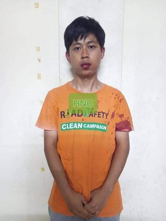 ထီးဆောင်းပြီးဆန္ဒပြသူတစ်ယောက်ကို သွေးထွက်တဲ့ထိရိုက်နှက်နှိပ်စက်ပြီး ဖမ်းဆီးထားတယ်
#wewantdemocracy
#saveMyanmar
#Aug25