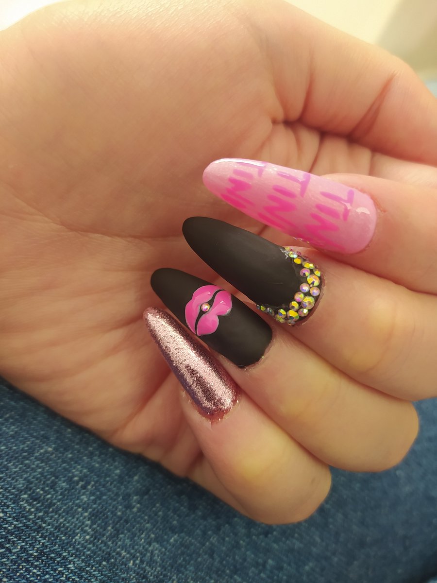 samaraamortegui's tweet photo. @TiniStoessel uñas tinista, super lista para el concierto de hoy, rompela con toda geniaa ❤️✨🌼

#TINITOUR2022 #Bogota #Loveyou https://t.co/L5R06crSKc