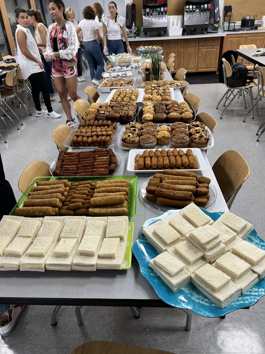 A heartfelt THANK YOU! to the <a href="/GulliverPrep_/">Gulliver Preparatory School</a>  #ParentsAssociation for the #BackToSchool treats today l! 💕 🥘 🍱 🏫 #GulliverPride #RaiderFamily