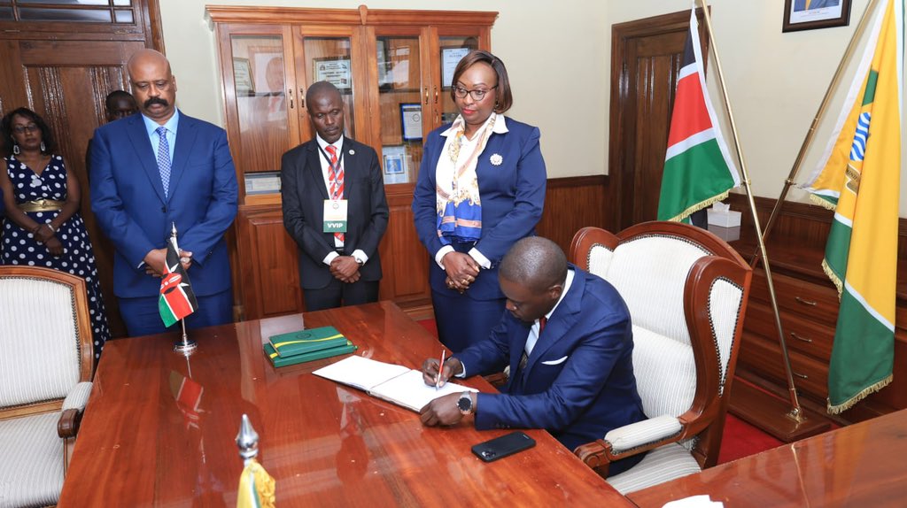 KiborekHon's tweet photo. I wish to congratulate you your Excellency the outgoing Senator &amp; incoming Nairobi GV @SakajaJohnson on your inauguration as the Governor of Nairobi.
All the best as you begin to serve the people of Kanairo. https://t.co/J03wyAI7TS