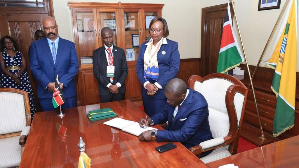 KiborekHon's tweet photo. I wish to congratulate you your Excellency the outgoing Senator &amp; incoming Nairobi GV @SakajaJohnson on your inauguration as the Governor of Nairobi.
All the best as you begin to serve the people of Kanairo. https://t.co/J03wyAI7TS