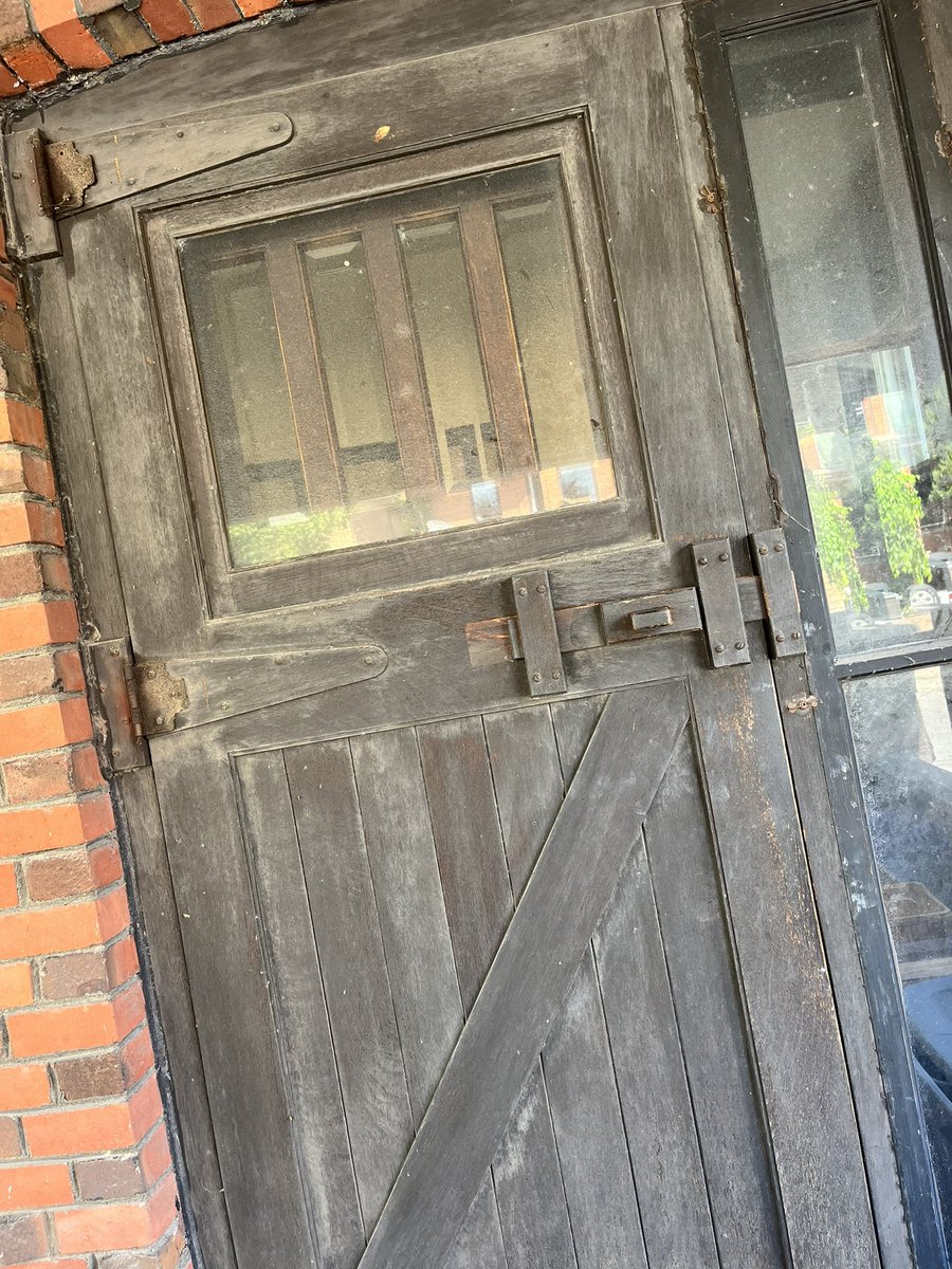 2/2 Loving the laneway housing in the Durand Neighbourhood #Hamont - thank you to local 30 year resident Jim Unsworth for leading the canvass team! One of my favourite parts about canvassing is all these beautiful housing details we get to see.