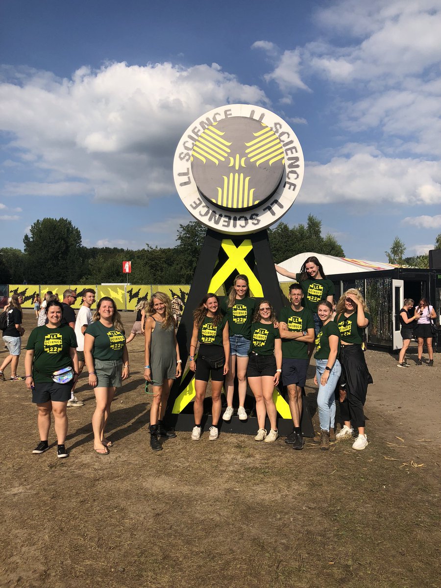 One week ago we started building up our #VirtualReality &amp; #AugmentedReality #SeriousGames at #lowlands22! We included over 350 participants and will start analysing the data soon. The afterglow is still there, it was an amazing experience! #neuropsychology @FSW_UU <a href="/SMARTneurolab/">SMARTneurolab</a>