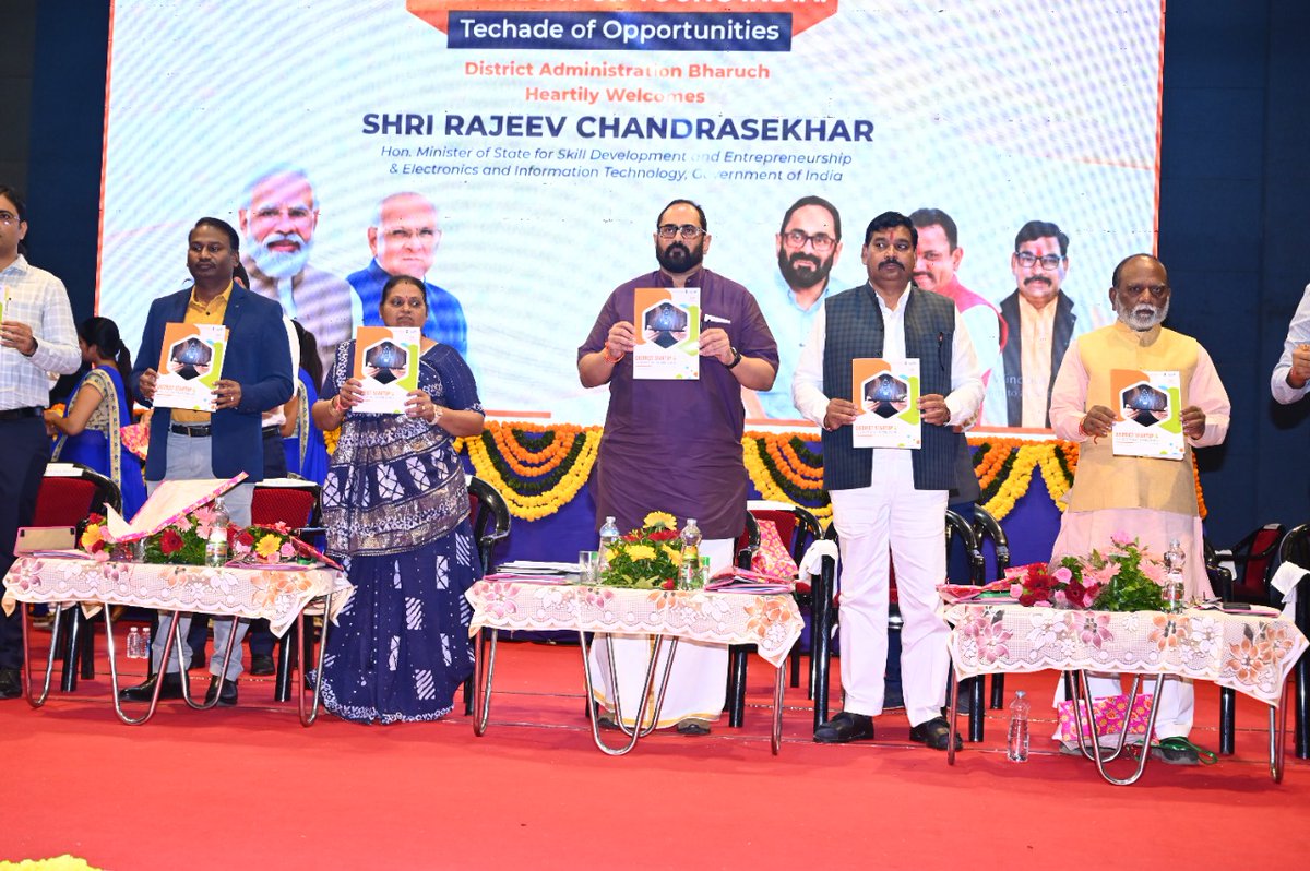 CollectorBharch's tweet photo. આજરોજ ભરૂચ ખાતે માન.કેન્દ્રીય મંત્રીશ્રી @Rajeev_GoI દ્વારા "New India For Young India:Techade of Opportunities" કાર્યક્રમમાં "District Startup &amp; Innovation Framework, Bharuch"નું લોન્ચિંગ કરવામાં આવ્યું.
@CMOGuj
@kuberdindor
@pkumarias
@InfoGujarat
@mnagarajan  #youth4newindia https://t.co/aMOwoNuYJ5