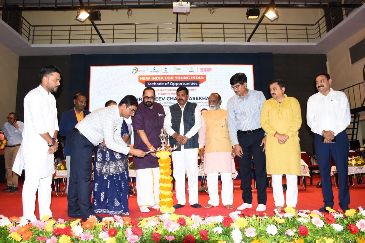 CollectorBharch's tweet photo. આજરોજ ભરૂચ ખાતે માન.કેન્દ્રીય મંત્રીશ્રી @Rajeev_GoI દ્વારા "New India For Young India:Techade of Opportunities" કાર્યક્રમમાં "District Startup &amp; Innovation Framework, Bharuch"નું લોન્ચિંગ કરવામાં આવ્યું.
@CMOGuj
@kuberdindor
@pkumarias
@InfoGujarat
@mnagarajan  #youth4newindia https://t.co/aMOwoNuYJ5