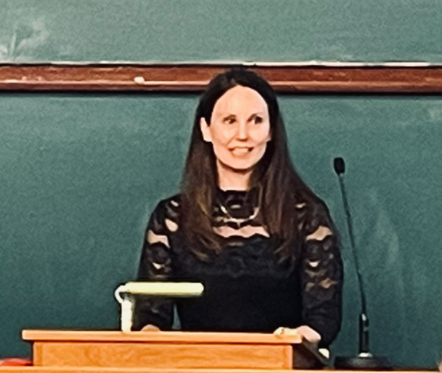 SYSry's tweet photo. .@korpi_johanna tuo 40-vuotiaalle SYS:lle @yministerio'n juhlatervehdyksen. Johannan mukaan alan tutkimuksen tarve lisääntyy entisestään, kun pohditaan ratkaisuja kestävyyshaasteisiin. Tärkeää on, että ympäristöasiat läpileikkaavat jatkossa koko oikeusjärjestelmän. #SYS40 https://t.co/4uOUKjICTz