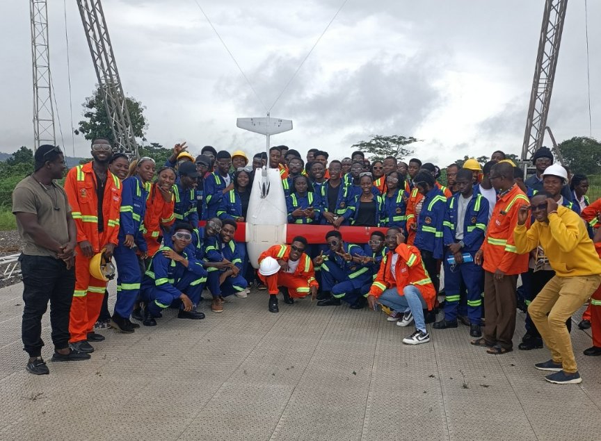 zipline_ghana's tweet photo. On Monday,120 Aerospace Engineering Students and their lecturers from the @KNUST brought the lecture hall feeling to our distribution center when they visited our site in Mpanya. 1/2

#InstantDeliveryService #DronesThatDeliver https://t.co/k2Lvc1XLvI