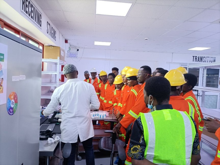 zipline_ghana's tweet photo. On Monday,120 Aerospace Engineering Students and their lecturers from the @KNUST brought the lecture hall feeling to our distribution center when they visited our site in Mpanya. 1/2

#InstantDeliveryService #DronesThatDeliver https://t.co/k2Lvc1XLvI