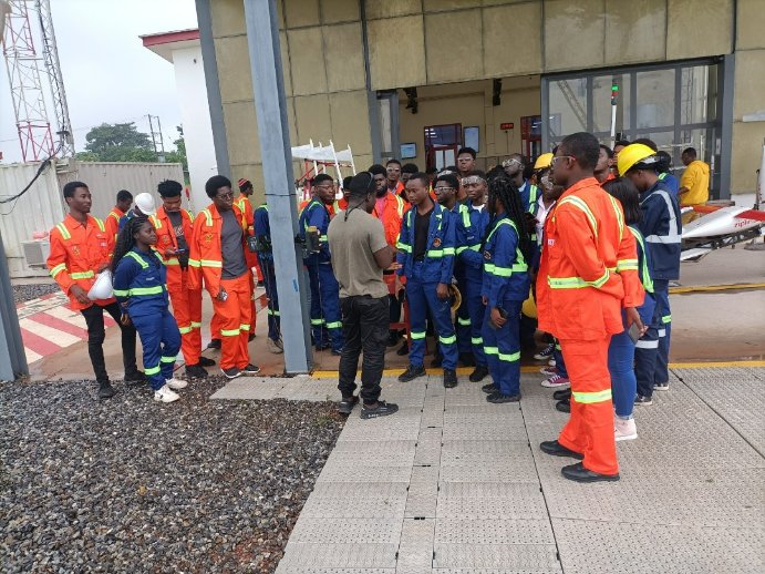 zipline_ghana's tweet photo. On Monday,120 Aerospace Engineering Students and their lecturers from the @KNUST brought the lecture hall feeling to our distribution center when they visited our site in Mpanya. 1/2

#InstantDeliveryService #DronesThatDeliver https://t.co/k2Lvc1XLvI