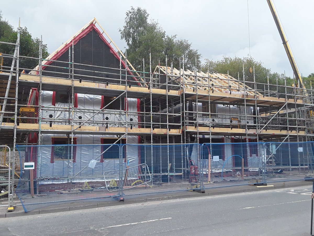 Timber-frames are up at Calico Grove, Royle Road Rochdale! This scheme built in partnership with @CountrysidePPLC will provide 102 affordable homes to the borough. #BuildingGreatness @_markhams @PlumlifeHomes @RochdaleCouncil