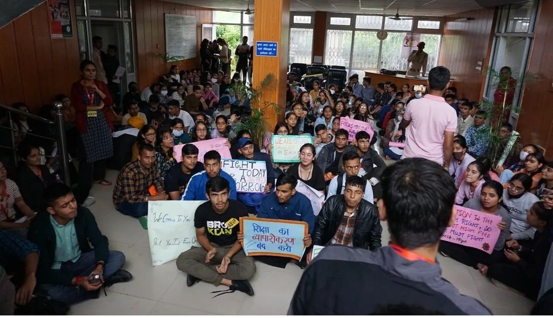 SaniaWalia4's tweet photo. निर्धन को भी है शिक्षा का अधिकार बंद हो इसका व्यापार।
#ABVPForStudents
#unite4cskhpkv
#ReduceHighFee
#कृषि_शिक्षा_महंगी_शशक्षा
@CMOFFICEHP @jairamthakurbjp @ProfHKChaudhary https://t.co/2UChUrVrNW