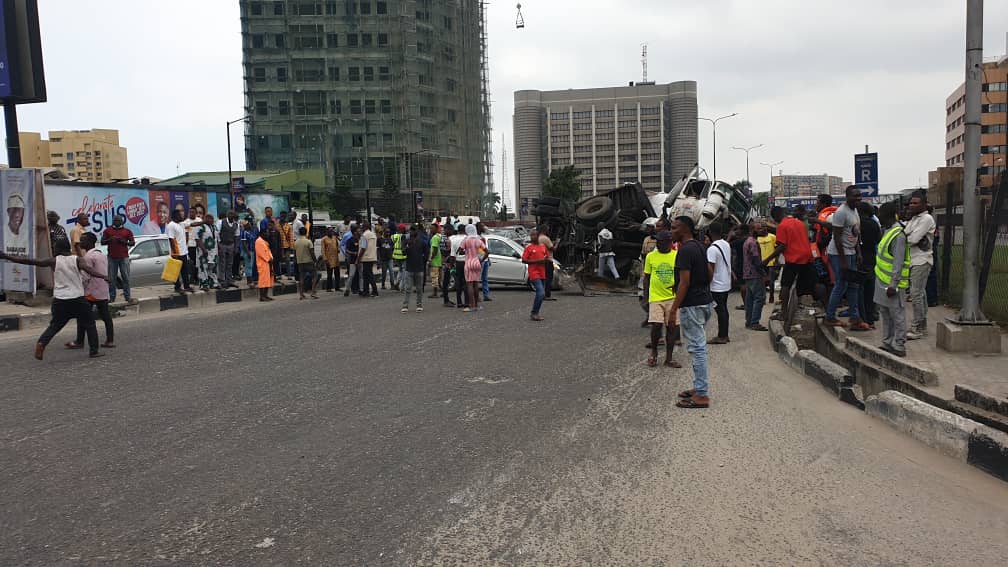 tunzfitstores's tweet photo. If you're planning to go to Ajah Axis through #Lekki toll gate, please do well to go through Ikoyi Link bridge.
A trailer just fell and blocked the road, mad traffic already
#sandfilled #BBNaijaSeason7 #Bbnaija #BBNaijaS7 #DoyinDavid #Phynaπ° #ozumba https://t.co/2IgmiaYit3